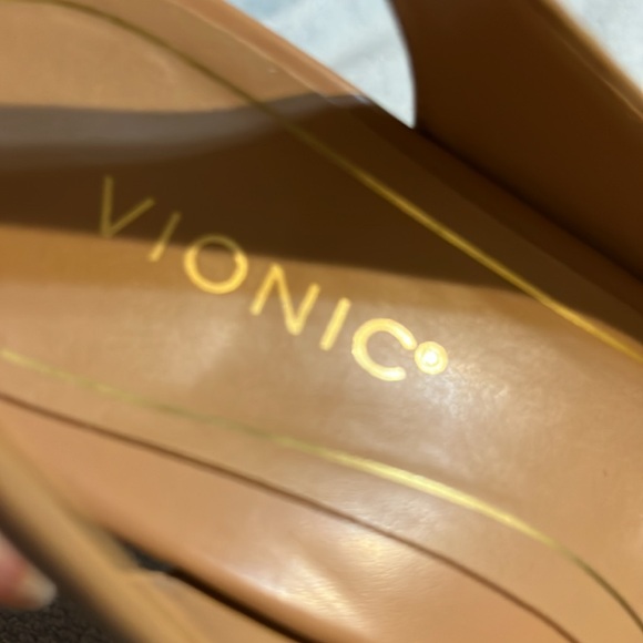 Vionic Ladies Sandals 6.5 Tan Kitten Heel Pointy Toe NWOT - Picture 6 of 7
